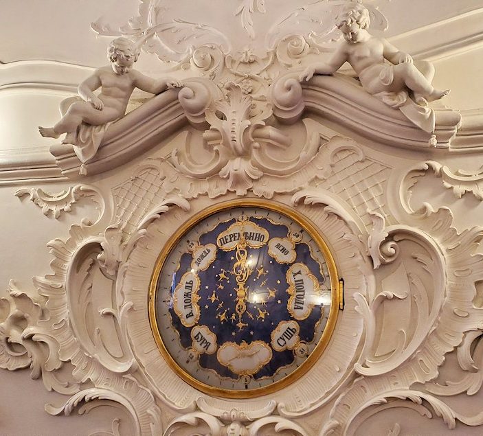 サンクトペテルブルクにあるエカテリーナ宮殿奥の階段にあった気圧計