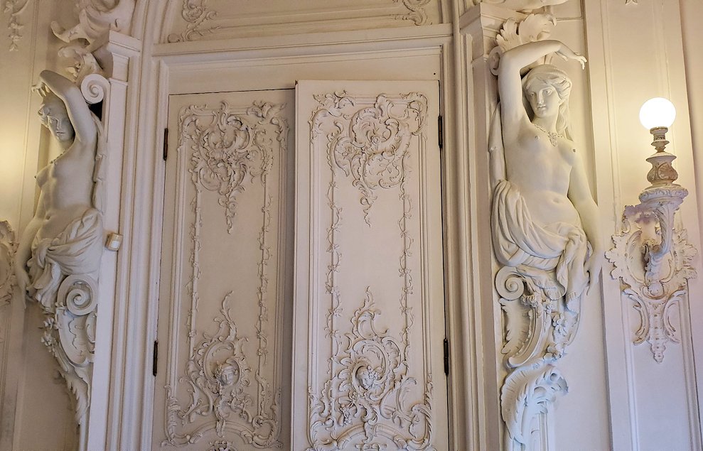 エカテリーナ宮殿の2階にあった、女性裸体像の彫刻