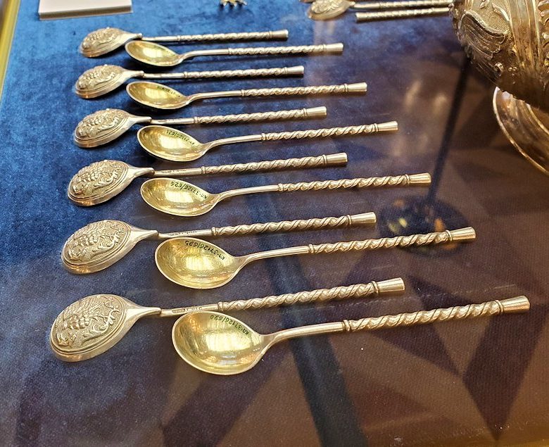 エカテリーナ宮殿の「第一控えの間」に飾られていた金食器など-1