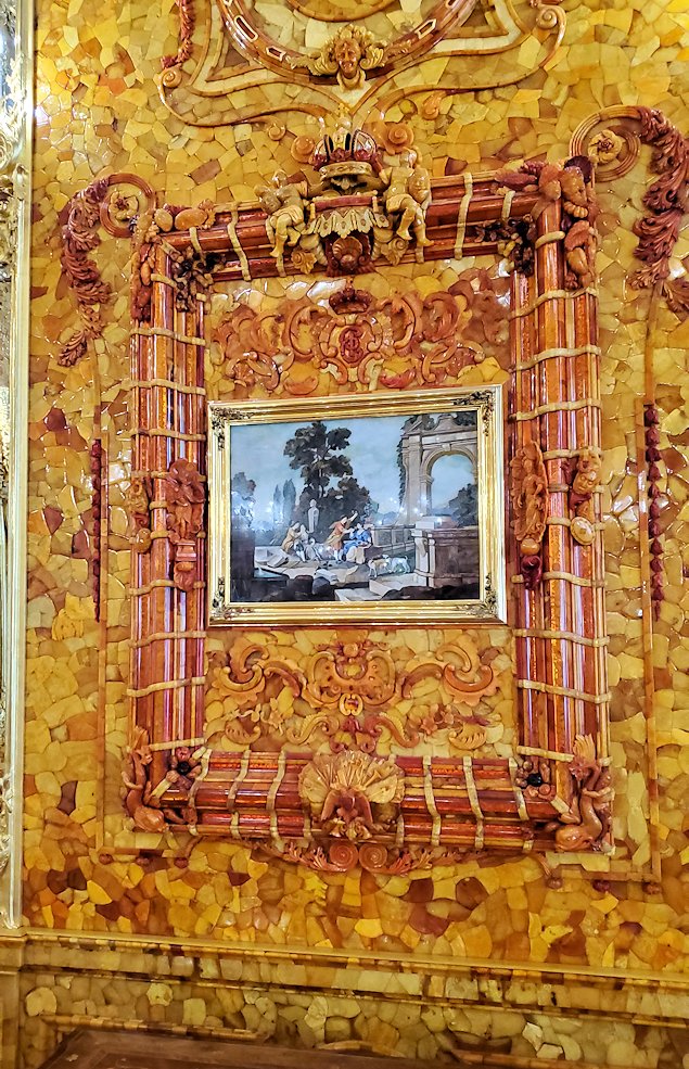 エカテリーナ宮殿で最も豪華な「琥珀の間」の内装