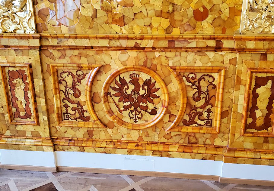 エカテリーナ宮殿で最も豪華な「琥珀の間」の壁に嵌め込まれている琥珀を眺める-1