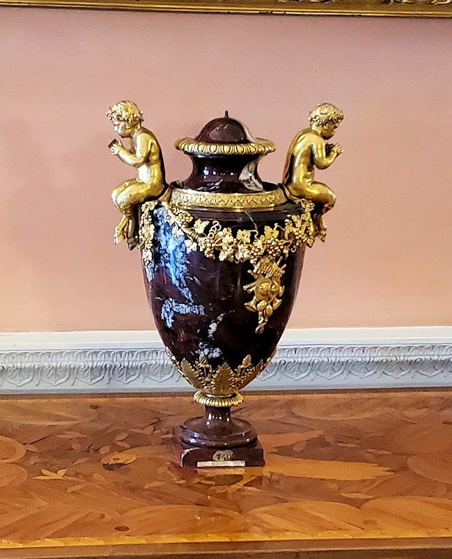 エカテリーナ宮殿の「給仕の間」に置かれていた壺