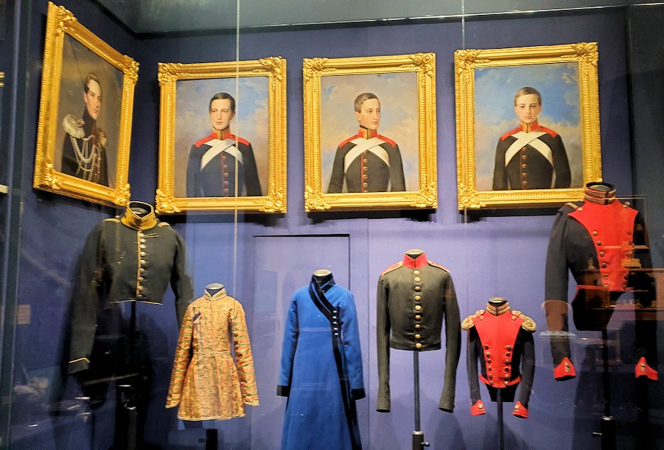 ロシア帝国の皇太子たちの肖像画と制服