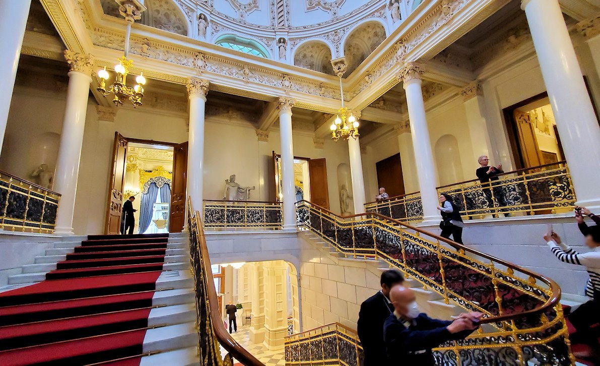 ファベルジェ博物館の入口階段を登る