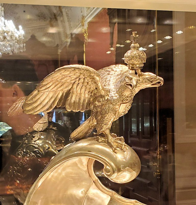ファベルジェ博物館の中へと進むと鷲が乗っている王冠
