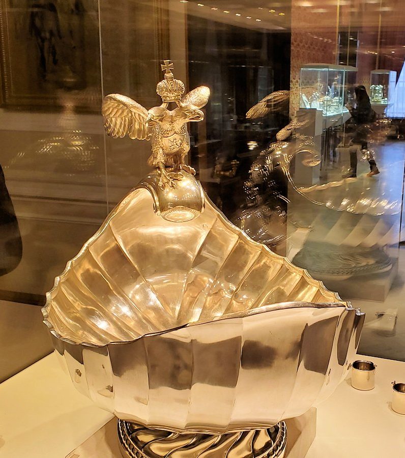 ファベルジェ博物館の中へと進むと鷲が乗っている王冠が取り付けられている器