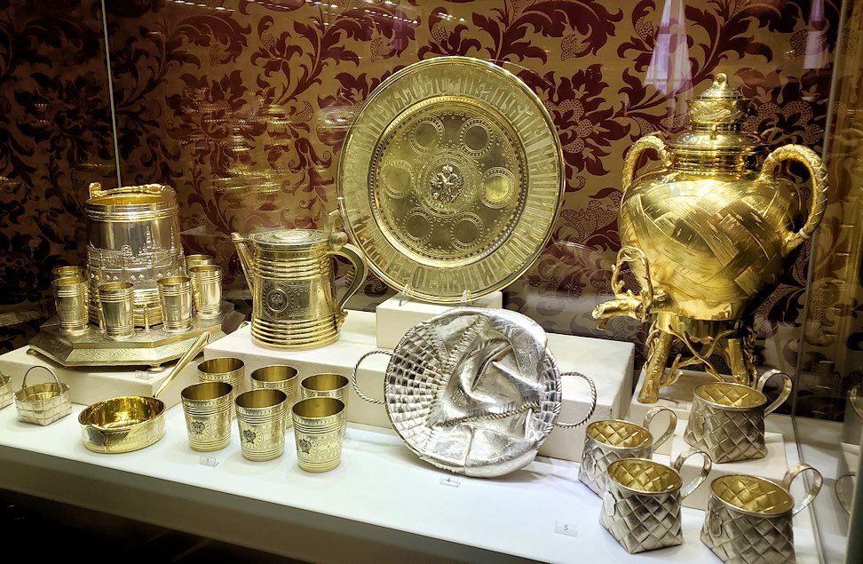 ファベルジェ博物館に置かれていた、豪華な装飾の高級金細工製品の器