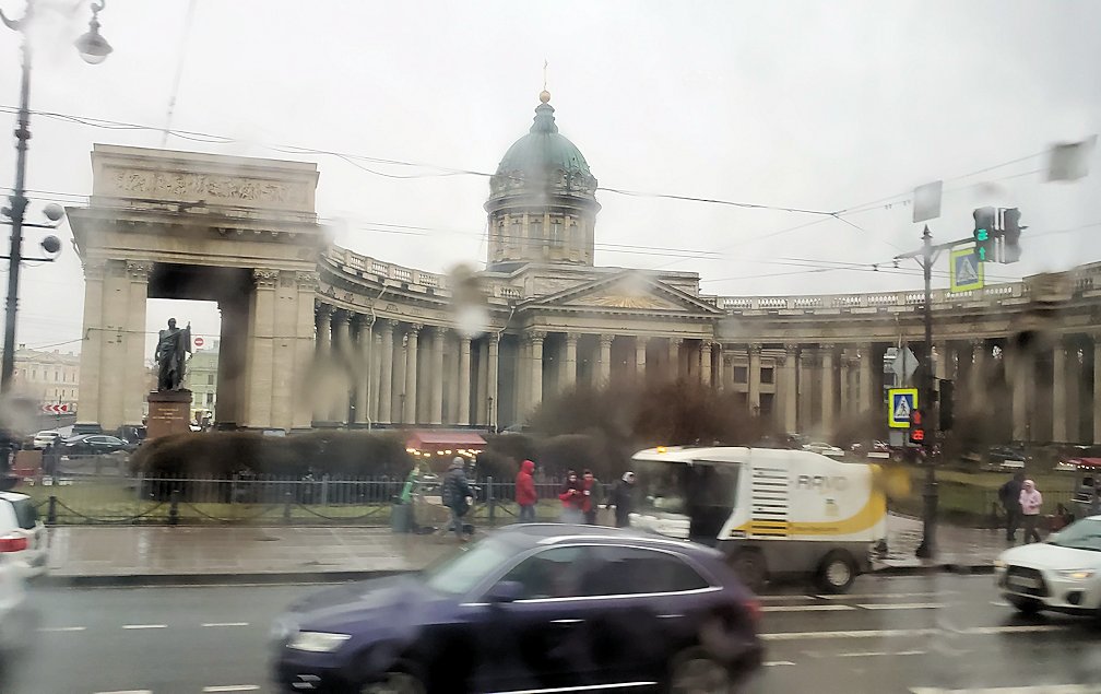 雨降りのサンクトペテルブルク市内を走るバスからの景色-1