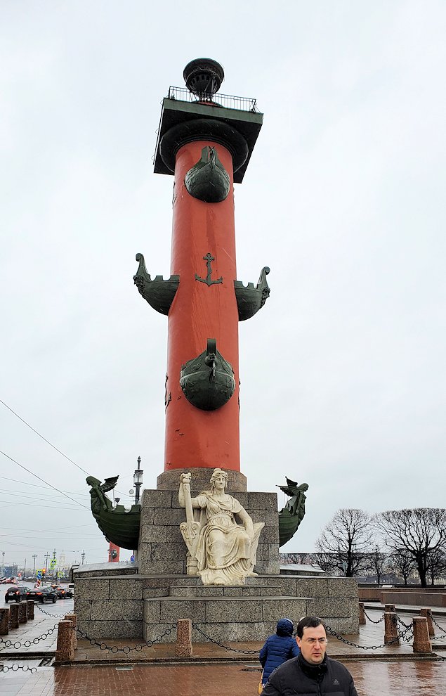 サンクトペテルブルク市内にある「ロストラ柱」を見学する