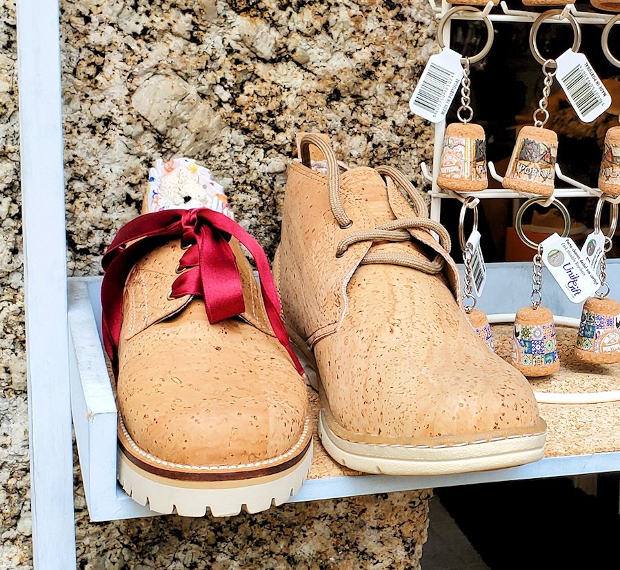 ポルトガル、ギマランイスの旧市街で売られていた、コルク製の靴の写真