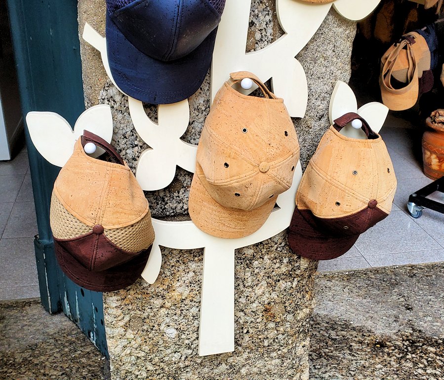 ポルトガル、ギマランイスの旧市街で売られていた、コルク製の帽子の写真