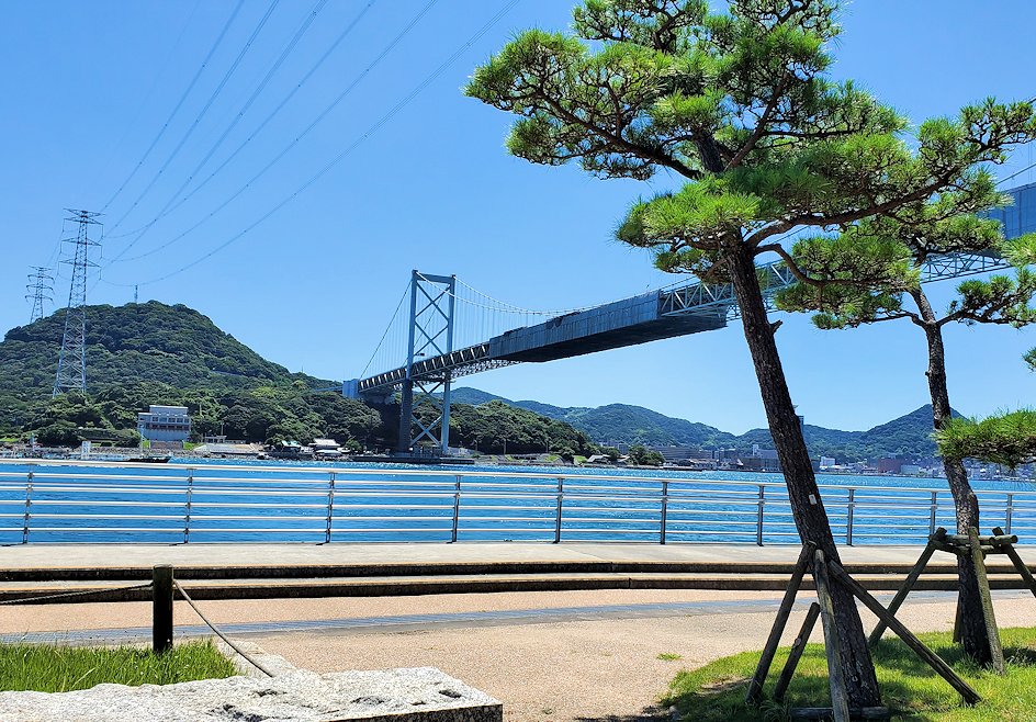 関門海峡の下関側から関門橋や九州側を眺める