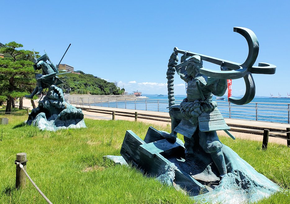 関門海峡の下関側にある「みもすそ川公園」の中に造られている、壇ノ浦の浦の戦いの像