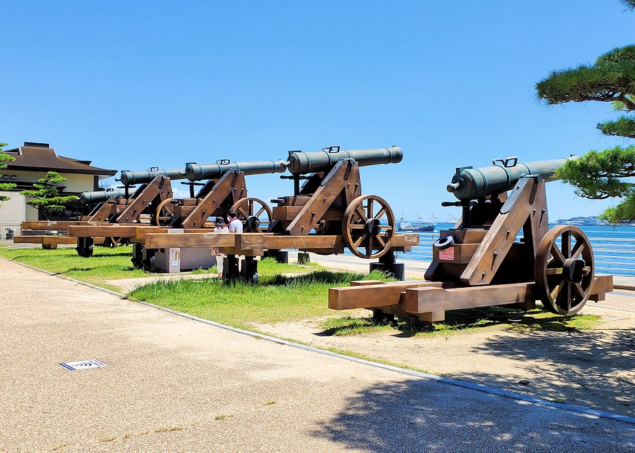 関門海峡の下関側には幕末時に、関門海峡を通過する外国船を攻撃する為に設置された大砲跡が今も置かれている