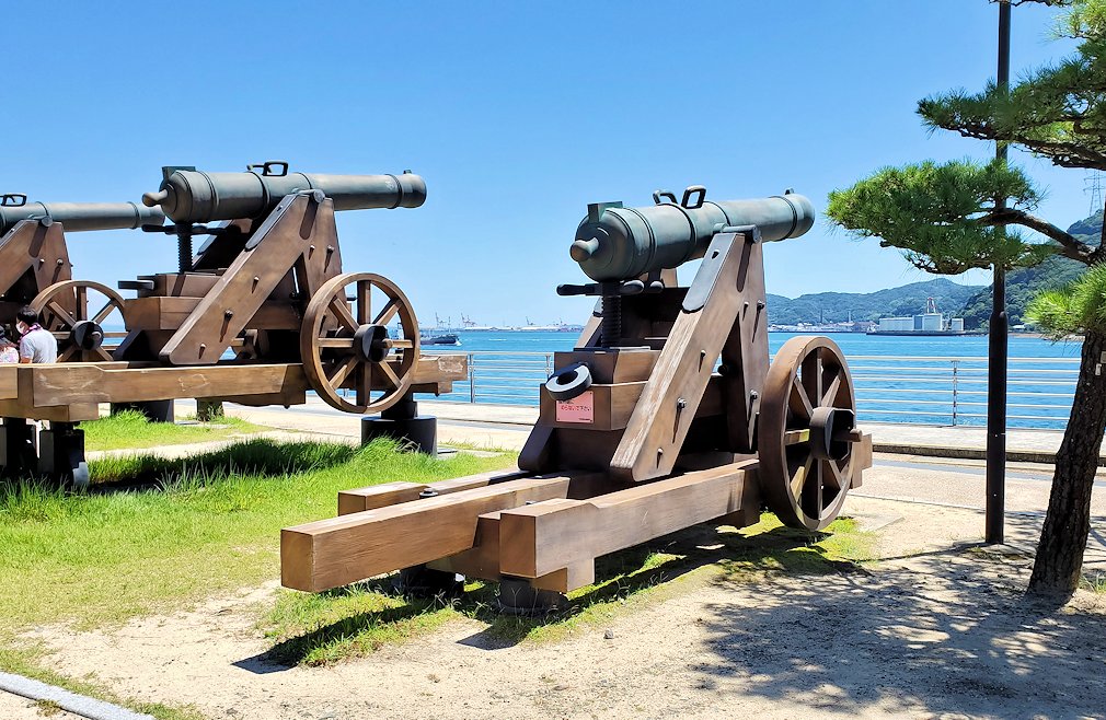 関門海峡の下関側には幕末時に、関門海峡を通過する外国船を攻撃する為に設置された大砲跡が今も置かれている-2