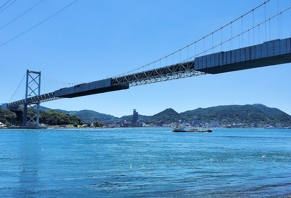 関門海峡の下関側から関門橋や九州側を眺める-2