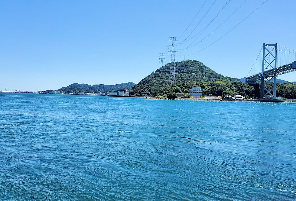 関門海峡の下関側から関門橋や九州側を眺める-3