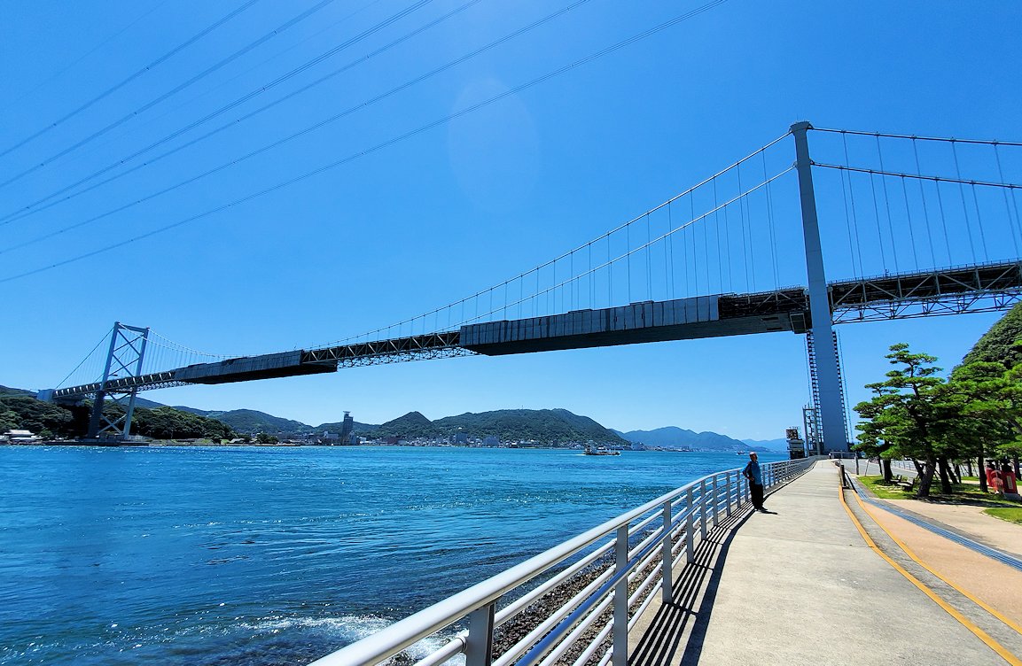 関門海峡の下関側から関門橋や九州側を眺めながら歩く