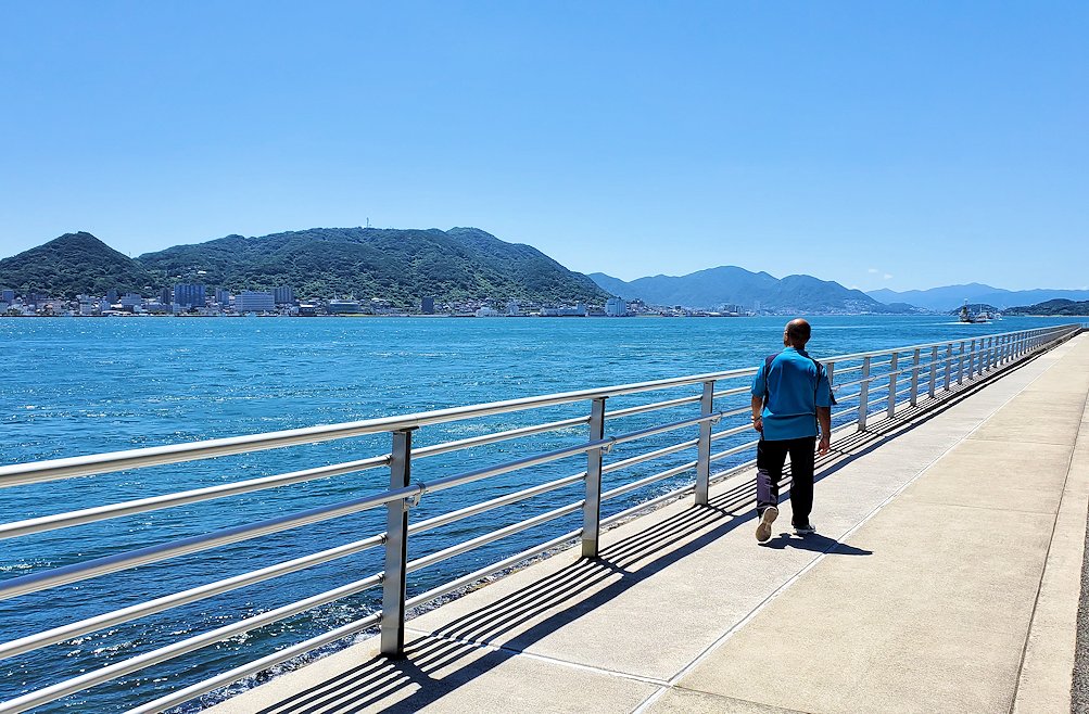 関門海峡の下関側から関門橋や九州側を眺めながら歩く-4