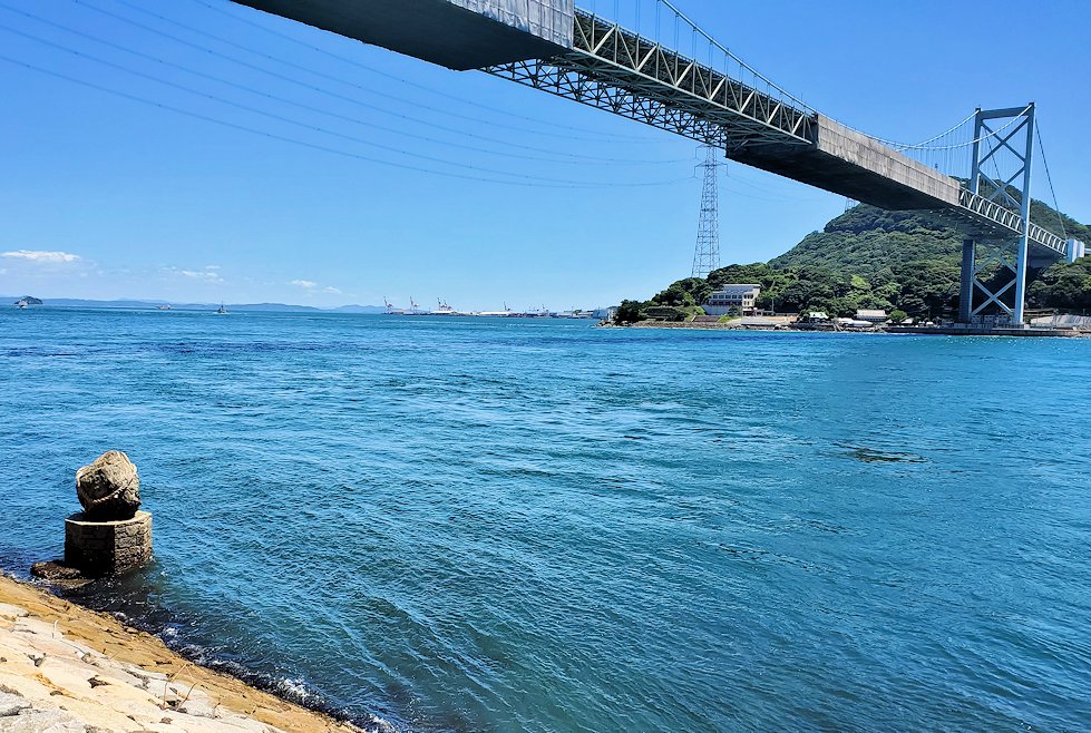 関門海峡の下関側から関門橋や九州側を眺めながら歩く-5