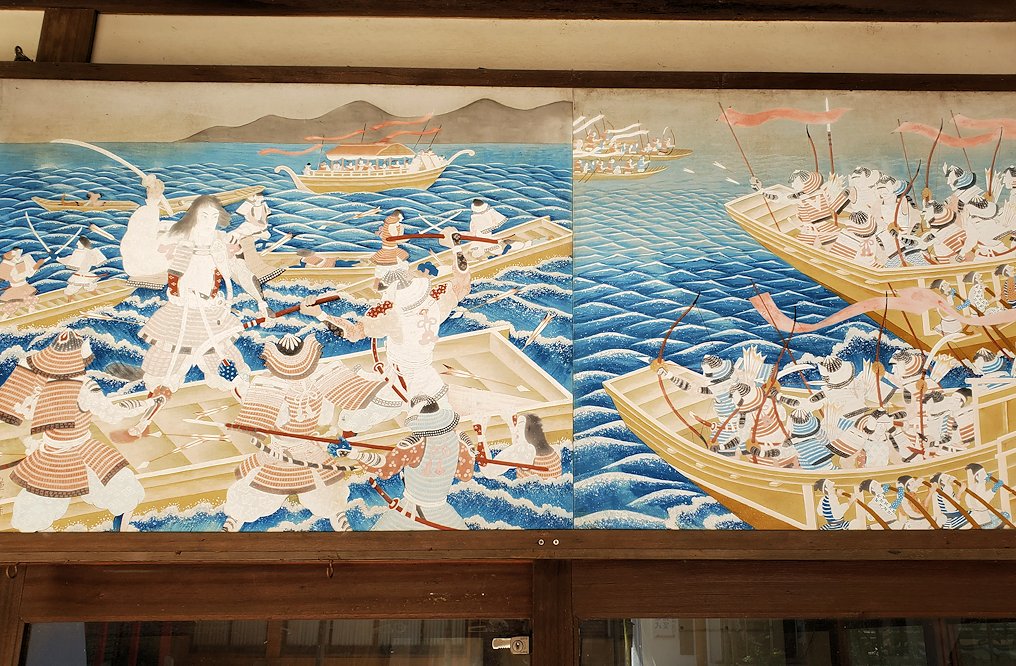関門海峡の下関側にある地域は壇ノ浦町にある、プレージ壇ノ浦にある赤間神宮には壇ノ浦の戦いで投身する様子を描いた絵が飾られている-2