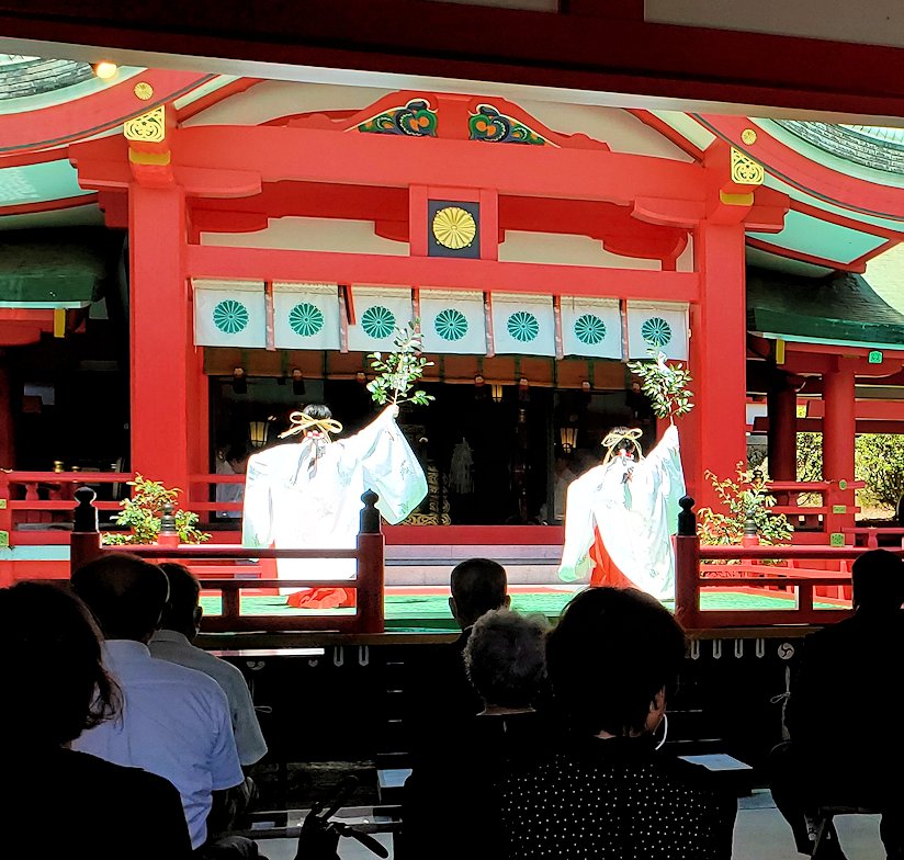 関門海峡の下関側にある地域は壇ノ浦町にある、プレージ壇ノ浦にある赤間神宮の本堂では終戦記念の舞が行われていた