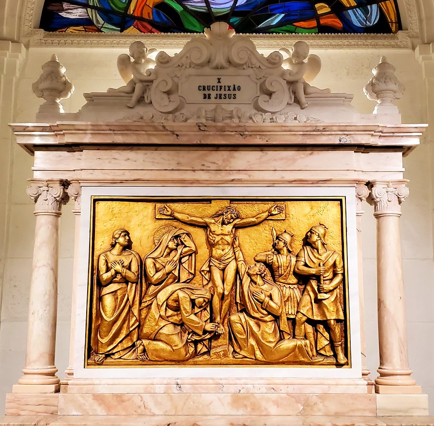 ポルトガルの聖地ファティマの大聖堂内に置かれていた、イエスキリストのレリーフ4枚目