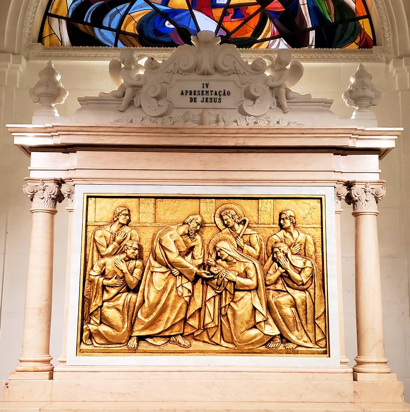 ポルトガルの聖地ファティマの大聖堂内に置かれていた、イエスキリストのレリーフ10枚目