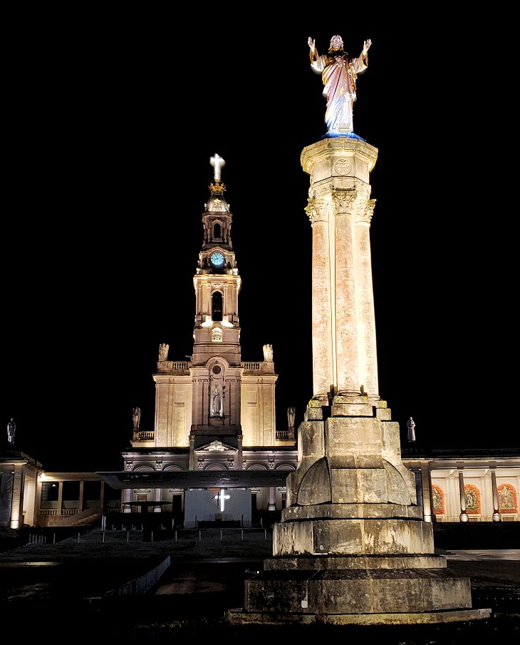ポルトガルの聖地ファティマの大聖堂前の広場に設置されていた、イエスキリストの像と大聖堂の写真を撮る