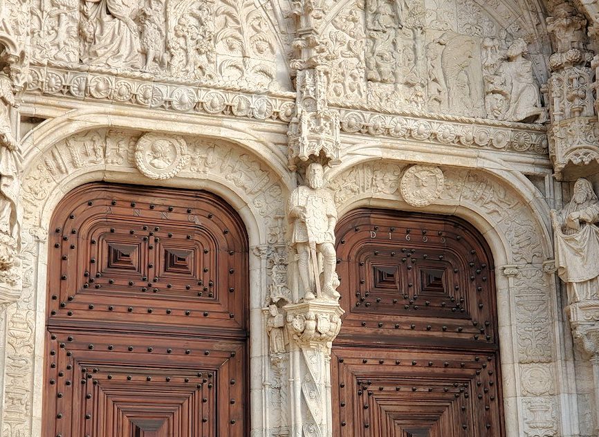 マヌエル様式の最高傑作と言われるジェロニモス修道院の前に立つ-ポルトガル旅行記50