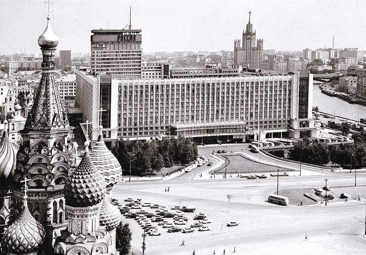 建設当時は世界最大だった、モスクワ市内のクレムリン・赤の広場横に造られていたロシア・ホテル(Россия)の写真