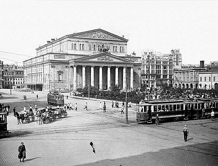 昔のモスクワ市内にあったボリショイ劇場周辺の広場の様子