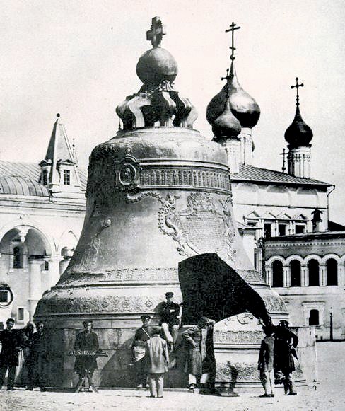 現存する世界最大の鐘である「鐘の王様(ツァーリ・コロコル：Царь–колокол)」はモスクワのクレムリン内に置かれている
