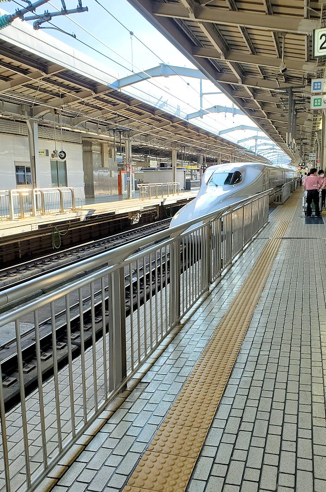 新大阪駅にやって来た、新幹線ひかりの車両