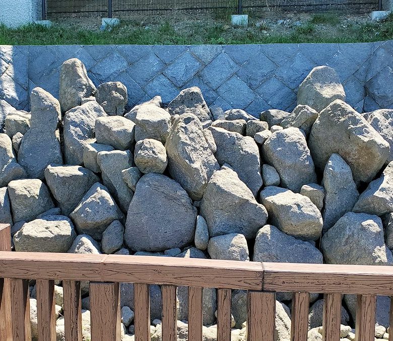 北九州市門司港から更に北に向かい、和布刈神社の鳥居をくぐって先に進んだ駐車場にあるノーフォーク広場の先に行くと見えてきた関門海峡と関門橋に近づくいていくとあった岩