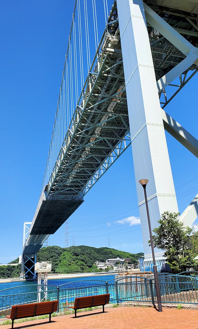 下関と九州の間にある関門橋を下から見上げる