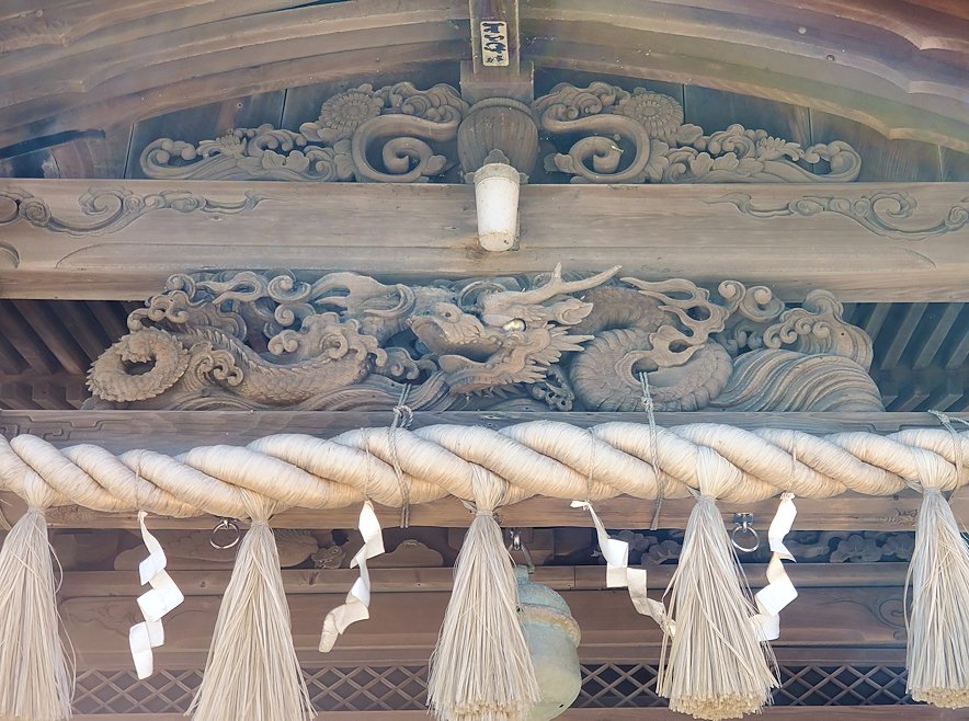 関門海峡の袂にある約1800年もの歴史があるという和布刈神社内にある、和布刈神事が行われる和布刈神社の本堂にある龍の彫り物