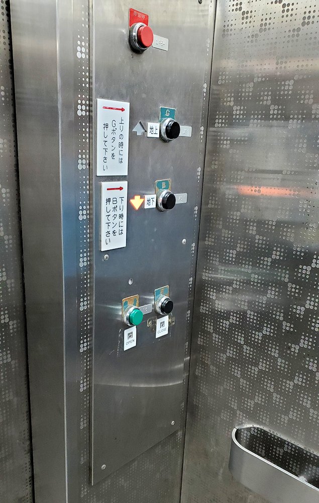 関門海峡を下から渡る関門トンネルの人道用入口で下に降りるエレベーター内の画像
