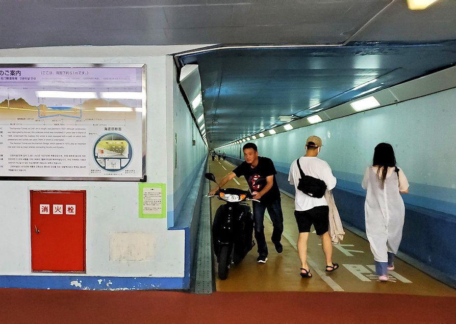 関門海峡を下から渡る関門トンネルの人道用入口で下に降りた光景