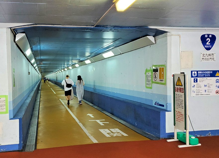 関門海峡を下から渡る関門トンネルの人道用入口で下に降りた光景-2