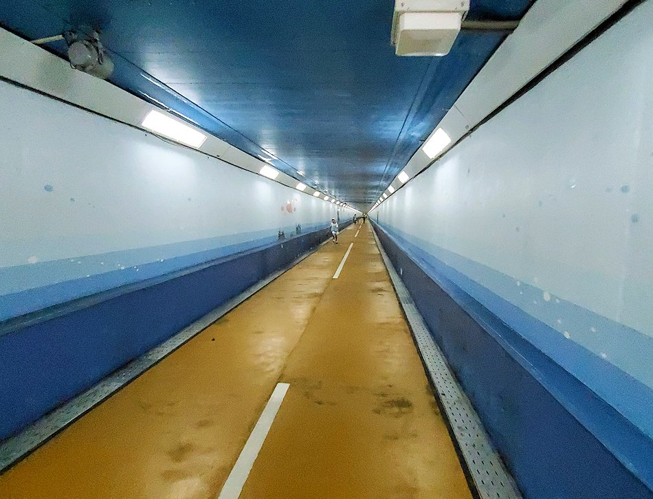 関門海峡を下から渡る関門トンネルの人道用入口の、福岡県から山口県へと向かう道