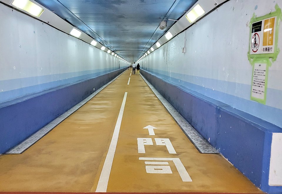 関門海峡を下から渡る関門トンネルの人道用入口の、福岡県から山口県へと向かう道を進んだ下関側に到着し福岡県側を眺める